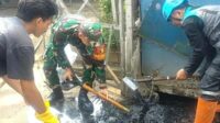Babinsa Koramil Klojen Kerja Bakti Bersihkan Gorong-gorong di Pasar Comboran