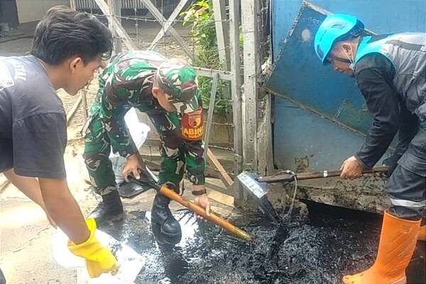 Babinsa Koramil Klojen Kerja Bakti Bersihkan Gorong-gorong di Pasar Comboran