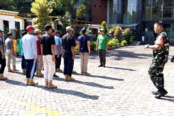 Babinsa Koramil Lowokwaru berikan pelatihan PBB. (ist) - Babinsa Koramil Lowokwaru Berikan Pelatihan PBB, Tingkatkan Disiplin Karyawan FEB UB