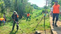 Babinsa Koramil Lowokwaru bersama warga kerja bakti bersihkan Taman Mewek. (ist) - Babinsa Koramil Lowokwaru Bersama Warga Kerja Bakti Bersihkan Taman Mewek