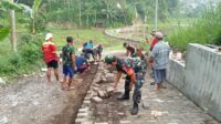 Babinsa Koramil Sukun kerja bakti bersama warga pavingisasi jalan. (ist) - Babinsa Koramil Sukun Kerja Bakti Bersama Warga Pavingisasi Jalan