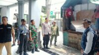 Babinsa Lowokwaru Kawal Pendistribusian Logistik Pilkada Serentak 2024 di Kota Malang