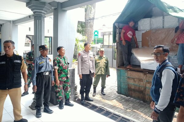 Babinsa Lowokwaru Kawal Pendistribusian Logistik Pilkada Serentak 2024 di Kota Malang