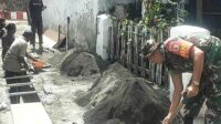 Babinsa Samaan Bersama Warga Kerja Bakti Benahi Gorong-gorong dan Drainase