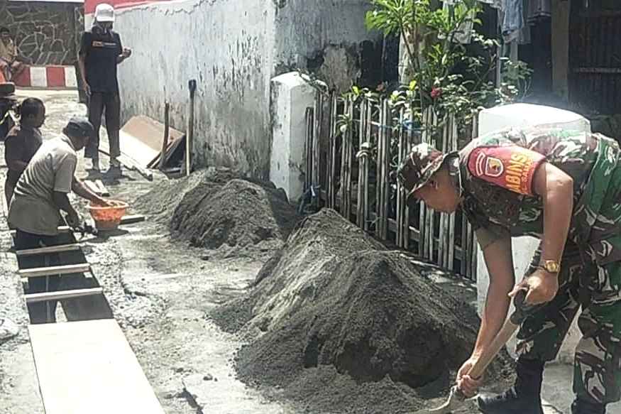 Babinsa Samaan Bersama Warga Kerja Bakti Benahi Gorong-gorong dan Drainase