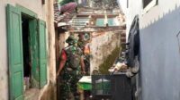 Babinsa Samaan gotong royong bangun jamban sehat warga. (ist) - Babinsa Samaan Gotong Royong Bangun Jamban Sehat Warga