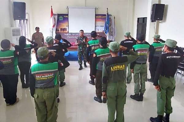 Babinsa Sukun berikan pelatihan PBB Linmas. (ist) - Babinsa Sukun Berikan Pelatihan PBB Linmas