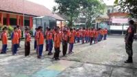 Babinsa Tanjungrejo Berikan Pelatihan PBB Tanamkan Kedisplinan Siswa SDN 04 Tanjungrejo