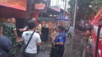 Babinsa Tulusrejo bantu evakuasi dan pengamanan kebakaran warung cengger ayam. (ist) - Babinsa Tulusrejo Bantu Evakuasi dan Pengamanan Kebakaran Warung Cengger Ayam