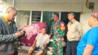 Babinsa Wonokoyo bantu evakuasi kebakaran rumah warga. (ist) - Babinsa Wonokoyo Bantu Evakuasi Kebakaran Rumah Warga