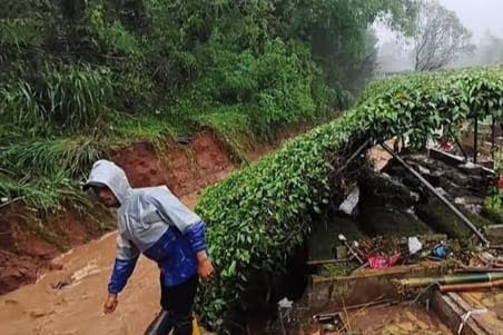 Hujan Deras di Bandung Sebabkan Longsor, Banjir dan Makam Ambles