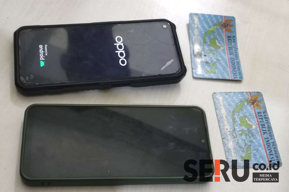 Barang bukti dua ponsel android besera Kartu Tanda Penduduk (KTP) tersangka. (rhd) - Laksanakan Asta Cita, Satreskrim Polresta Makota Gercep Amankan Dua Pelaku Judol