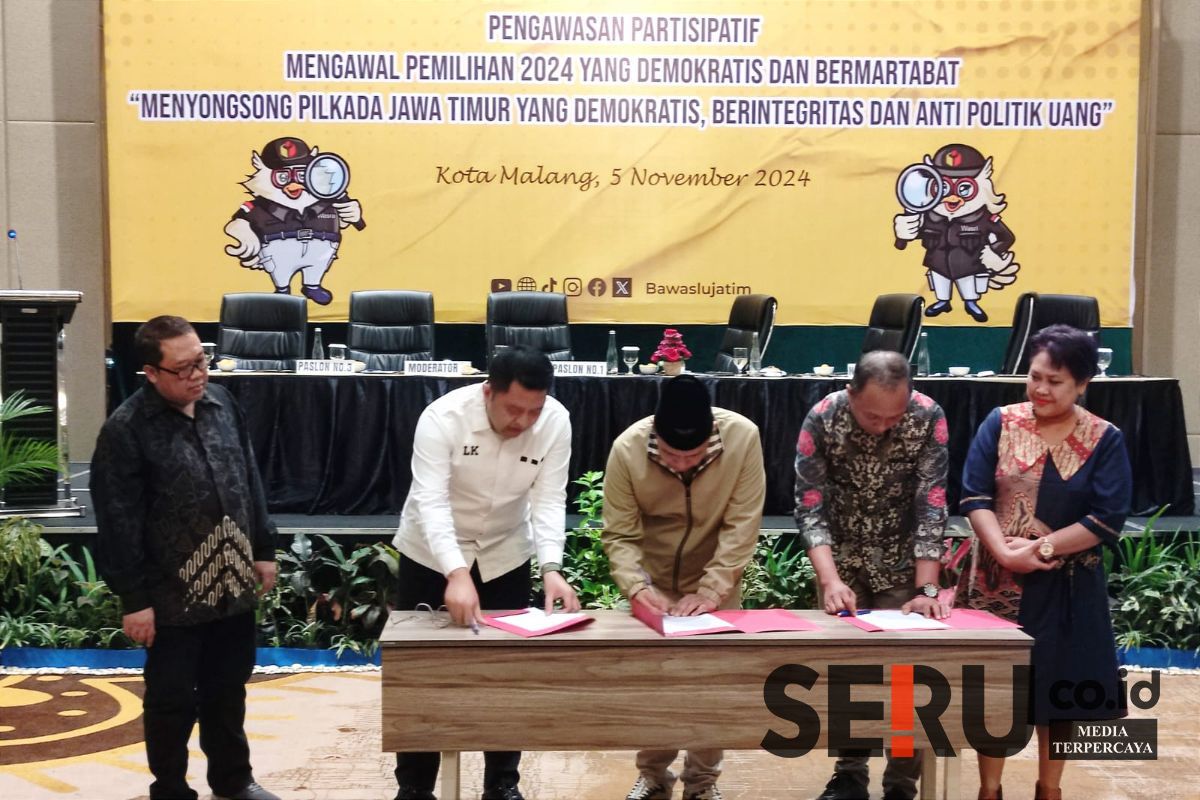 Bawaslu, akademisi dan calon wagub Jatim tandatangani komitmen anti money politics. (rhd) - Sarasehan Nasional Pancasila: Komitmen Cakada dan Masyarakat Anti Money Politics Jaga Integritas Demokrasi