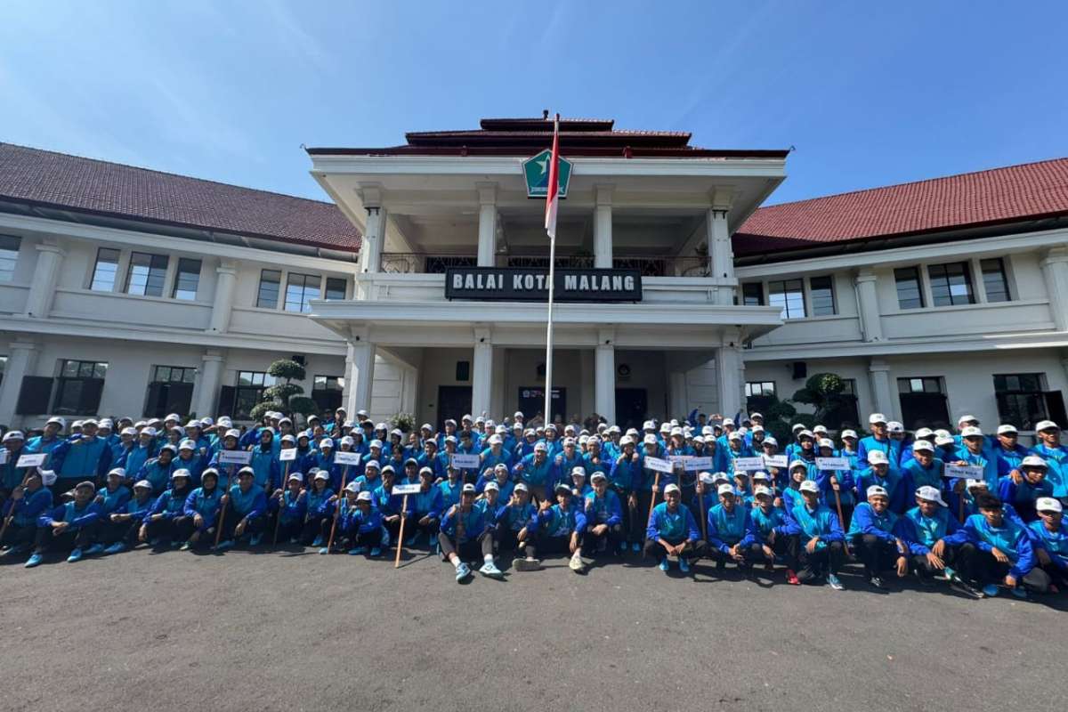 Berfoto bersama para atlet POPDA dan PEPARPEDA dari kontingen Kota Malang. (pro) - Pj Wali Kota: 279 Atlet Siap Harumkan Kota Malang di POPDA-PEPARPEDA Jatim 2024