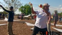 Bupati Fauzi mengungkapkan kegembiraannya karena dapat kembali merasakan permainan yang membawanya kembali ke masa kecil. (Seru.co.id/mzm) - Hidupkan Kembali Permainan Layang-Layang, Bupati Sumenep Nostalgia Bersama Penggemar Layang-layang