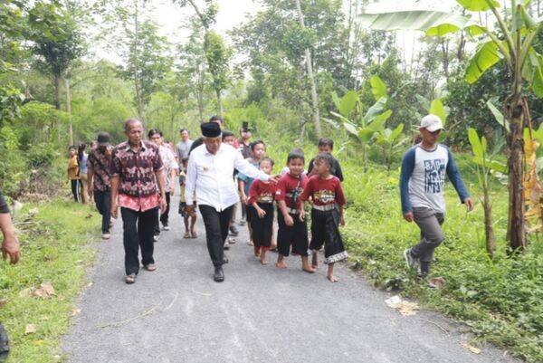Sanusi Tinjau Hasil Perbaikan Jalan Desa Randugading Tajinan untuk Tingkatkan Perputaran Ekonomi