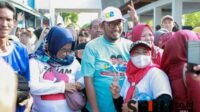 Cabup Fauzi saat diserbu emak-emak saat kampanya sehat senam massal. (Seru.co.id/ard) - Paslon FAHAM Kampanya Sehat Lewat Senam Massal, Efektif Sentuh Kaum Perempuan