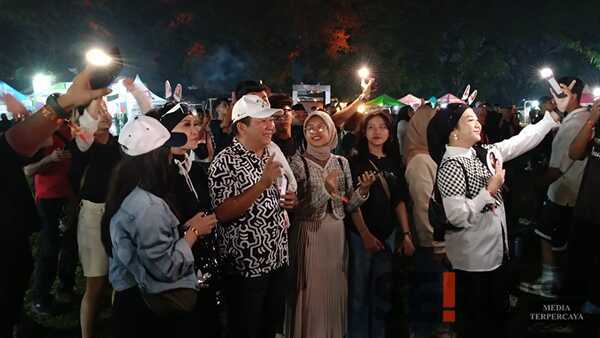 Nonton Konser Bernadya Bersama Anak Muda, Cara Hendy Raih Suara Gen Z di Jember