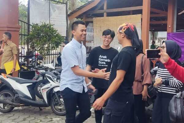 Nyoblos di TPS 11 Kelurahan Sisir, Firhando Gumelar Siap Terima Hasil Pilkada Serentak