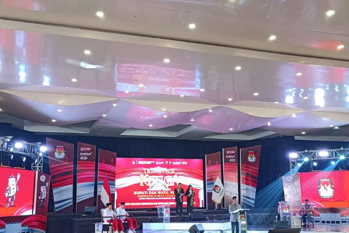 Debat Publik Pilkada Jember 2024. (Seru.co.id/amb) - Ditanya Soal Kasus Perselingkuhan di Lingkungan ASN, Gus Fawait Malah Jawab Tentang Gamis