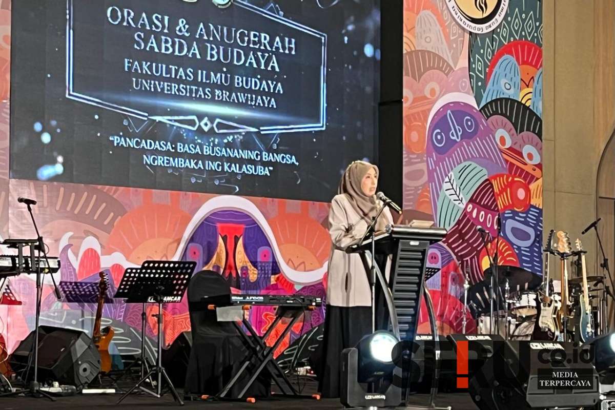 Dekan FIB menyampaikan sambutan kepada hadirin. (ws12) - UB Anugerahkan Sabda Budaya: Apresiasi Seniman dan Komunitas Pelestari Budaya