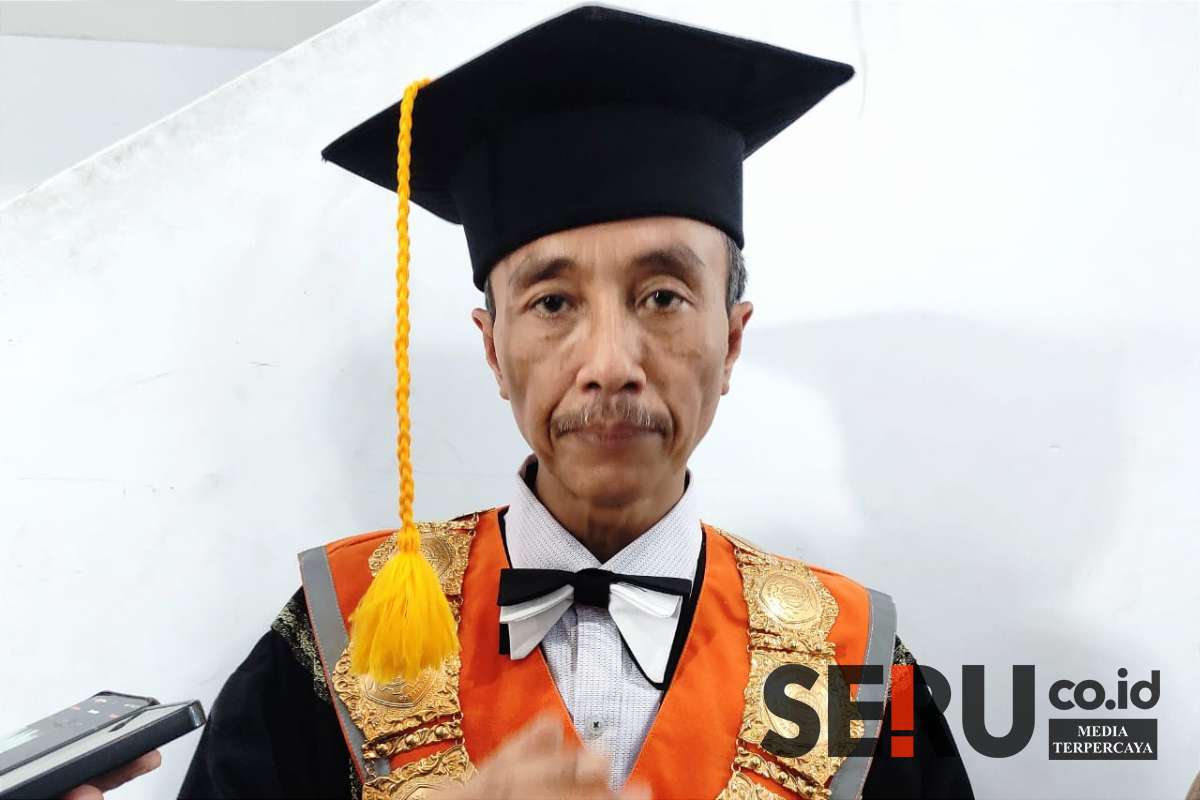 Direktur Polinema, Ir Supriatna Adhisuwignjo ST MT, menjawab pertanyaan awak media. (rhd) - Polinema Luluskan 286 Mahasiswa dalam Wisuda Tahap IV