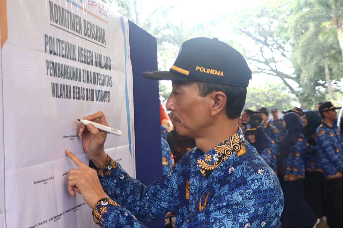 Direktur Polinema mengawali penandatanganan Komitmen Bersama Pembangunan Zona Integritas WBK. (ist) - Peringati HUT ke-53 KORPRi, Polinema Penandatanganan Komitmen Zona Integritas WBK