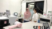 Direktur RSUD Lawang, dr Nur Rochmah MMRS menunjukan alat tes darah yang dibeli dengan DBHCHT. (wul) - RSUD Lawang Belanjakan 197 Alat Kesehatan dari Pengalokasian DBHCHT