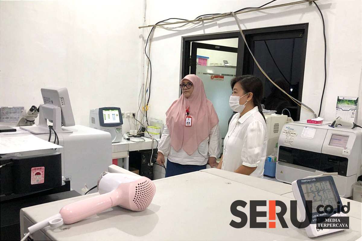 Direktur RSUD Lawang, dr Nur Rochmah MMRS menunjukan alat tes darah yang dibeli dengan DBHCHT. (wul) - RSUD Lawang Belanjakan 197 Alat Kesehatan dari Pengalokasian DBHCHT