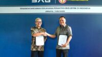 Direktur Utama SAG, Johannes Herwanto (kiri), bersama dengan CEO Piala Mas, Indra Soedjoko (kanan), menandatangani kerja sama perakitan bus listrik dengan TKDN. (ist) - Gandeng Karoseri Piala Mas, SAG Kenalkan Bus Listrik dengan TKDN