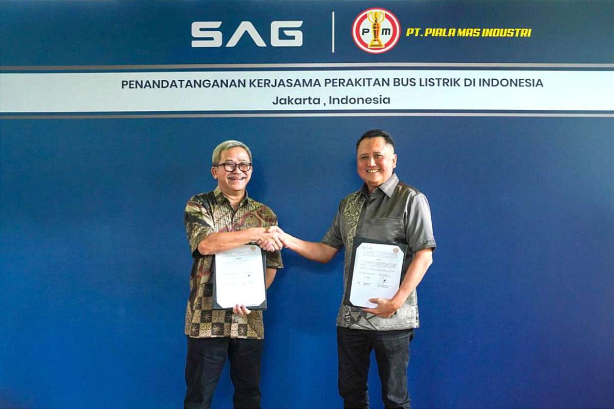 Direktur Utama SAG, Johannes Herwanto (kiri), bersama dengan CEO Piala Mas, Indra Soedjoko (kanan), menandatangani kerja sama perakitan bus listrik dengan TKDN. (ist) - Gandeng Karoseri Piala Mas, SAG Kenalkan Bus Listrik dengan TKDN