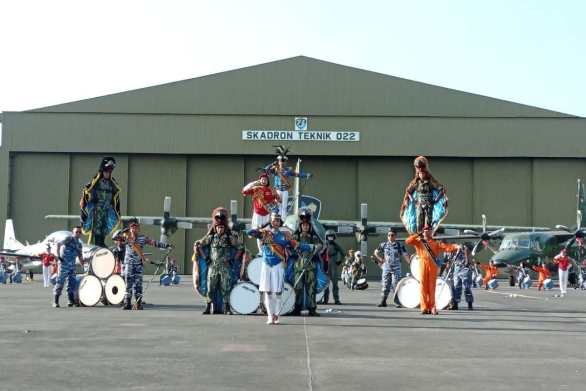 Drumcorps Swara Dirgantara dari SMK Penerbangan Angkasa Lanud Abdulrachman Saleh. (ist) - Ketua Yasarini Pengurus Cabang Lanud Abd Saleh Apresiasi Prestasi Sekolah Angkasa Pada FESA 2024