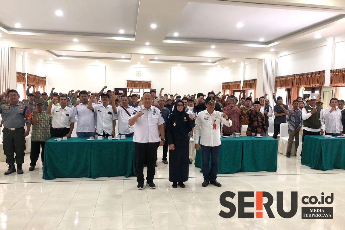 Sekretaris Satpol PP Kabupaten Malang, Teddy Wiryawan menyampaikan sambutan di depan peserta. (wul) - Sosialisasi Peredaran Rokok Ilegal Sasar Tiga Kecamatan di Malang Barat