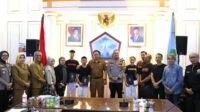 Foto bersama dengan tiga atlet Kota Malang. (pro) - Prestasi Internasional Atlet Muda Kota Malang Jadi Inspirasi Pj. Wali Kota