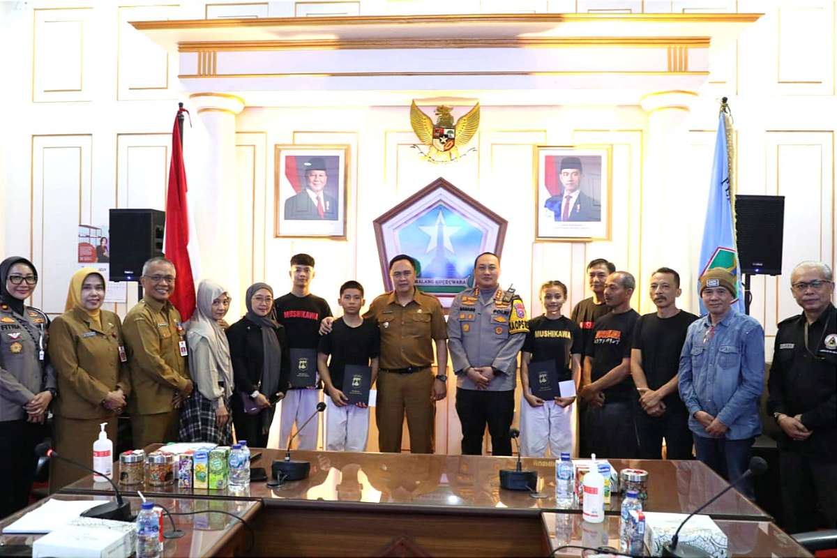 Foto bersama dengan tiga atlet Kota Malang. (pro) - Prestasi Internasional Atlet Muda Kota Malang Jadi Inspirasi Pj. Wali Kota