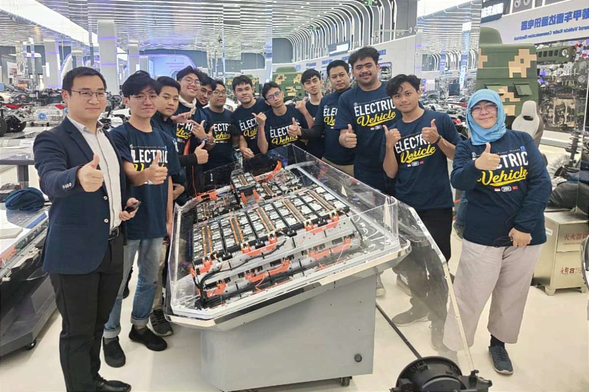 Foto bersama mahasiswa UB saat menjalani training EV Beifang Automotive Education, Beijing, China. (ist) - Mahasiswa UB Perdalam Teknologi Electric Vehicle di Beifang Automotive Education China