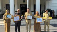Foto bersama penghargaan Kota Malang. (ist) - Pemkot Malang Raih Penghargaan, Pj. Wali Kota: Perkuat Pelayanan Publik
