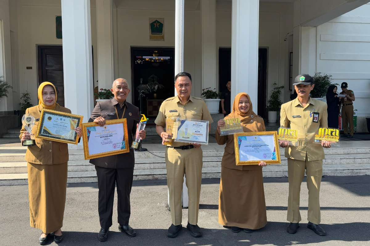 Foto bersama penghargaan Kota Malang. (ist) - Pemkot Malang Raih Penghargaan, Pj. Wali Kota: Perkuat Pelayanan Publik