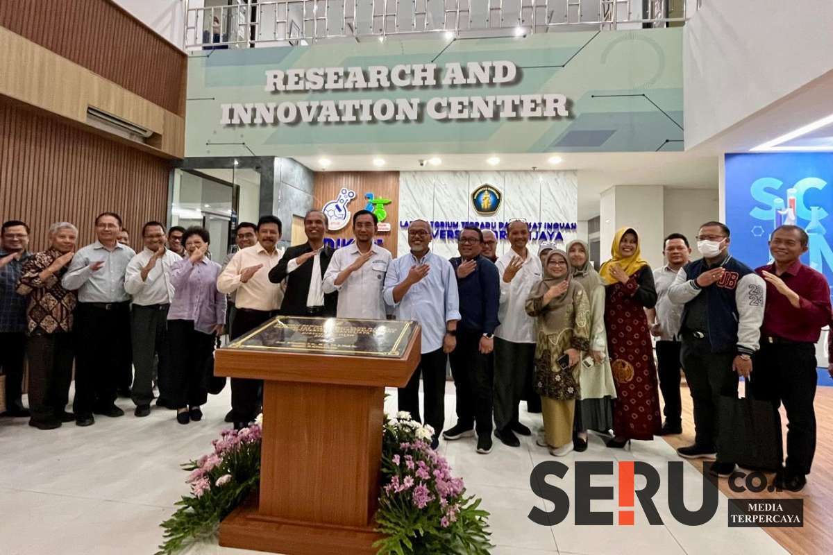 Foto bersama usai Peresmian Gedung Tekno Entrepreneurship. (ws12) - Gedung Tekno UB Resmi Dibuka, Fasilitas Canggih untuk Riset dan Layanan Publik