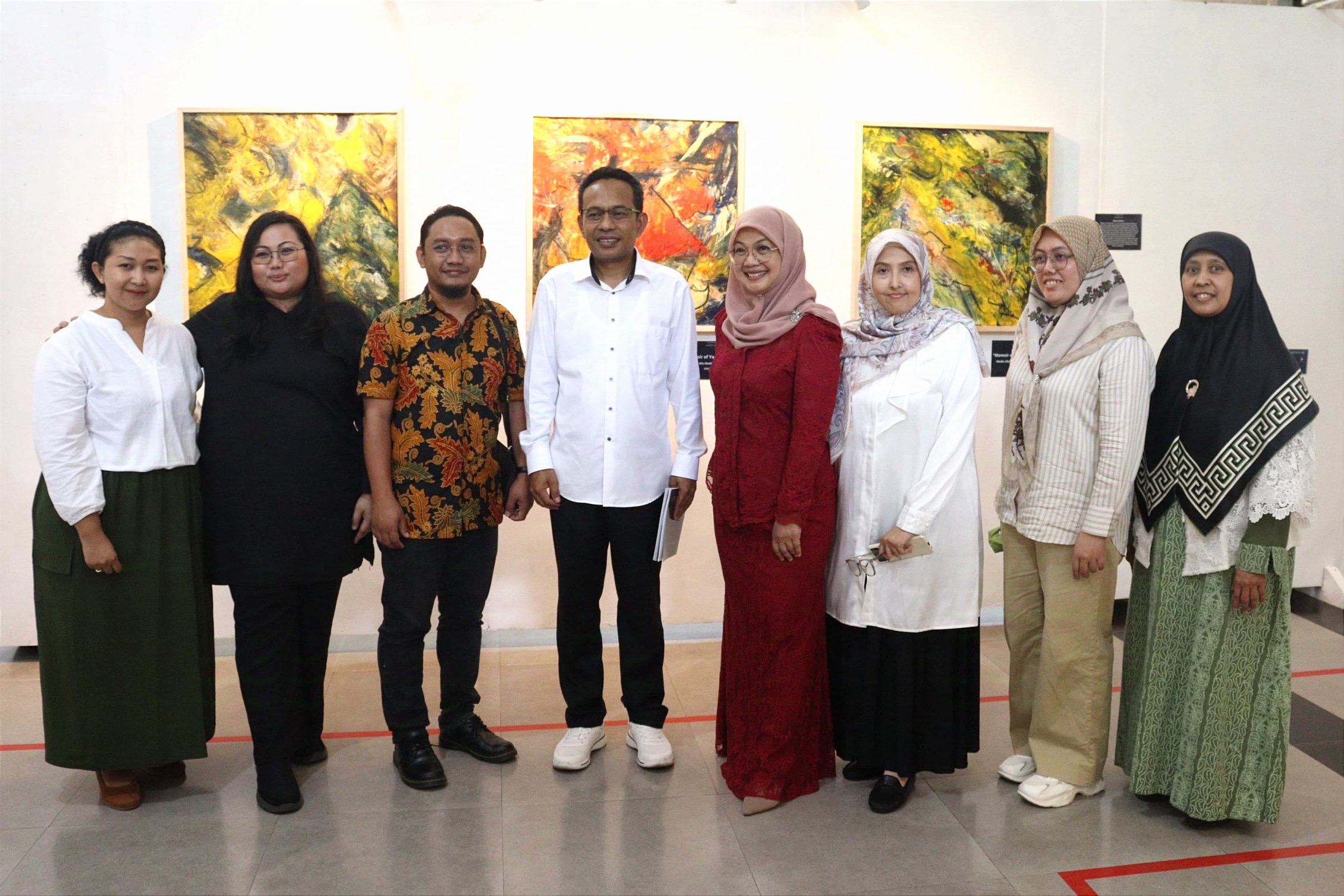 Perwakilan FIB UB foto bersama dengan Perwakilan Univeriti Malaya (UM). (ist) - Kolaborasi UB-UM Gelar Pameran Seni Teknologi 'The Surfers of Time'