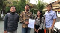 Istri dari Dwi Budianto, Julehkah dan tim kuasa hukum seusai laporan pengaduan ke Polres Malang. (Seru.co.id/wul) - Dokter Umar Usman Dilaporkan ke Polisi Atas Penipuan dan Penggelapan 20 SHM