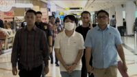 Dengan Tangan Diborgol Ivan Sugiamto Ditangkap di Bandara Juanda Surabaya