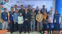 Jajaran Polinema dan tim monev KLSD PTV foto bersama para peserta pelatihan dan sertifikasi. (rhd) - Polinema Gelar Pelatihan dan Sertifikasi Ahli Madya Teknik Bangunan Gedung