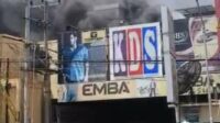 KDS di Jalan Ahmad Yani Situbondo, sekitar pukul 12.00 WIB terbakar, Minggu (17/11/2024). (Seru.co.id/aza) - Pusat Perbelanjaan Terbesar di Situbondo Terbakar, Pengunjung dan Karyawan Panik Berhamburan Keluar