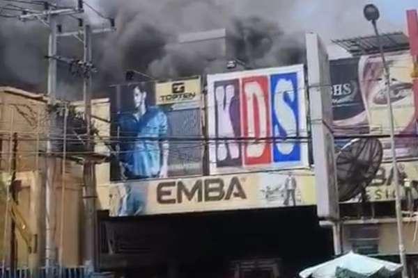 KDS di Jalan Ahmad Yani Situbondo, sekitar pukul 12.00 WIB terbakar, Minggu (17/11/2024). (Seru.co.id/aza) - Pusat Perbelanjaan Terbesar di Situbondo Terbakar, Pengunjung dan Karyawan Panik Berhamburan Keluar