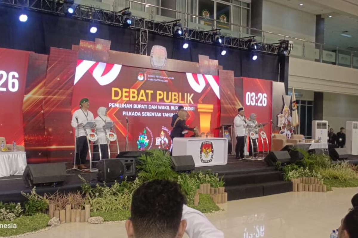 Debat publik terakhir ini berlangsung di Convention Hall Simpang Lima Gumul (SLG), pada Kamis malam (14/11/2024). (Seru.co.id/mid) - KPU Kabupaten Kediri Gelar Debat Publik Terakhir Paslon Bupati dan Wakil Bupati Kediri, Sukseskan Pilkada Serentak 2024