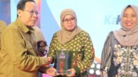 Kabag Setda Kabupaten Bojonegoro, Dian Rokhmawati Ikhtiyorini menerima penghargaan Juara 2 Stand Terinovatif pada Pameran Pelayanan Publik Jatim 2024. (ist) - Pemkab Bojonegoro Raih Juara 2 Stand Terinovatif pada Pameran Pelayanan Publik Jatim 2024