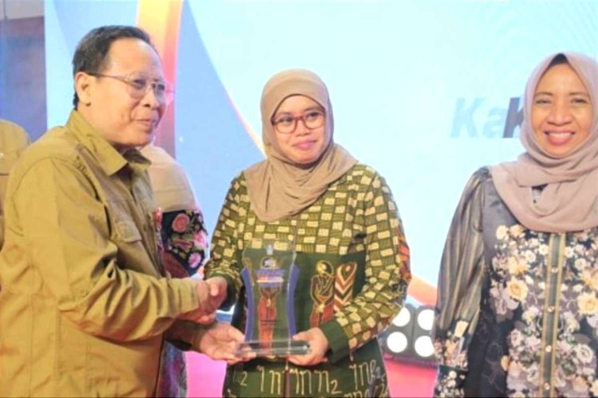 Kabag Setda Kabupaten Bojonegoro, Dian Rokhmawati Ikhtiyorini menerima penghargaan Juara 2 Stand Terinovatif pada Pameran Pelayanan Publik Jatim 2024. (ist) - Pemkab Bojonegoro Raih Juara 2 Stand Terinovatif pada Pameran Pelayanan Publik Jatim 2024