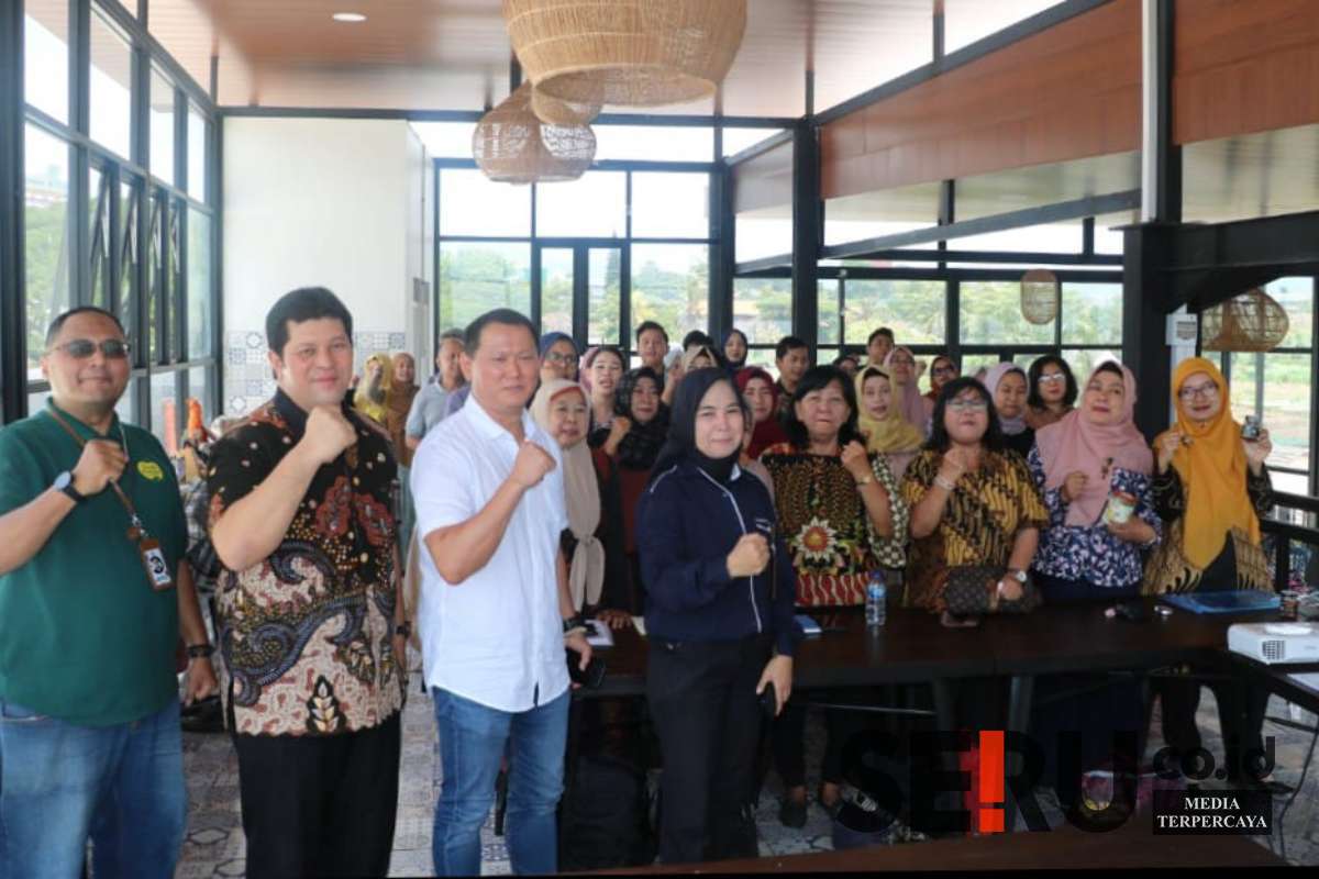 Kabid Pemasaran Diskop UKM Jatim dan perwakilan dari Pusat Oleh-oleh. (Seru.co.id/dik) - Diskop UKM Jatim Fasilitasi Kurasi Produk UMKM di Pusat Oleh-oleh Kota Batu