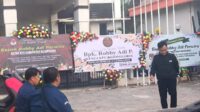 Kantor KPU Kabupaten Bojonegoro banjir karangan bunga. (bro) - Buntut Debat Pilkada Ricuh, KPU Bojonegoro Banjir Karangan Bunga
